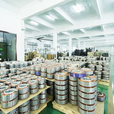 Volumen de aire de 800 m3/h AC DC Motor de ventilador HVLS industrial sin escobillas para mejorar la eficiencia